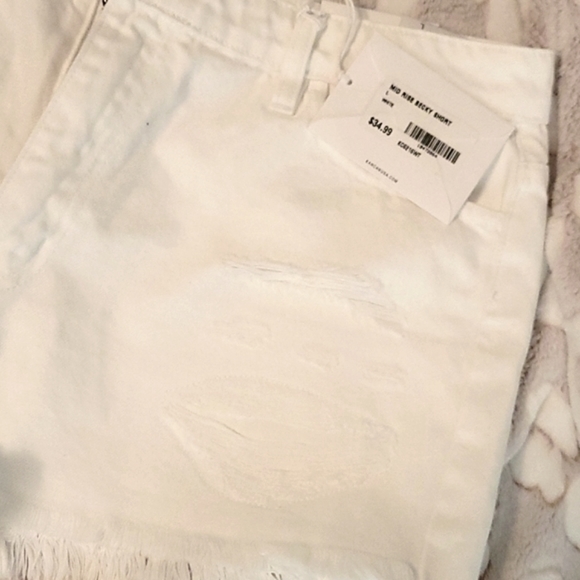 NWT KanCan mid rise Becky white shorts - Picture 2 of 5